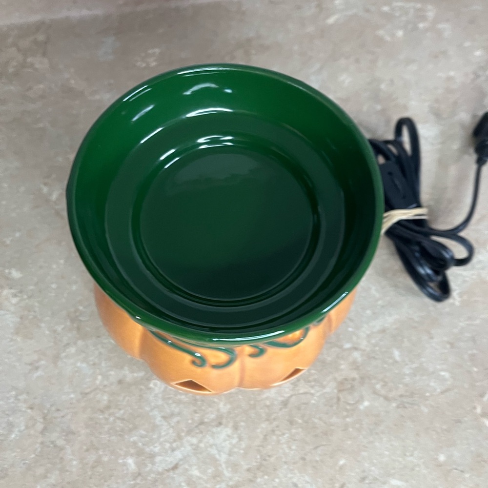 Scentsy Jack O Lantern Pumpkin Warmer - Picture 2 of 4